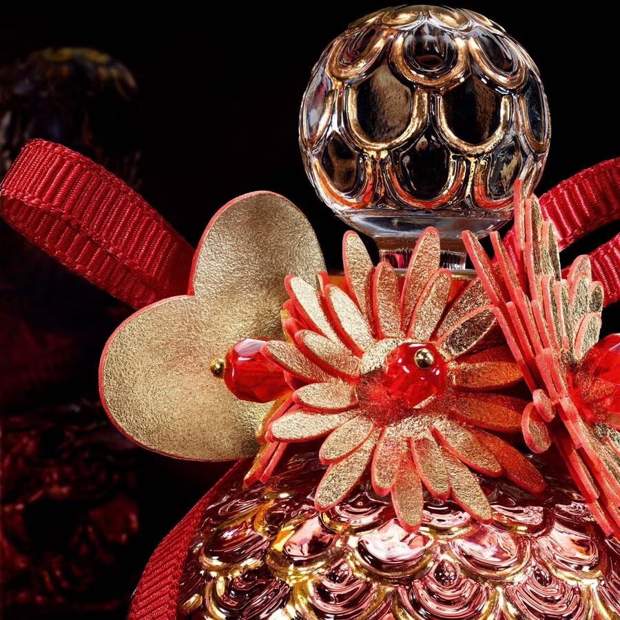 Guerlain и художница Люси Туре показали эксклюзивное издание Amour Céleste Guerlain и художница Люси Туре показали эксклюзивное издание Amour Céleste