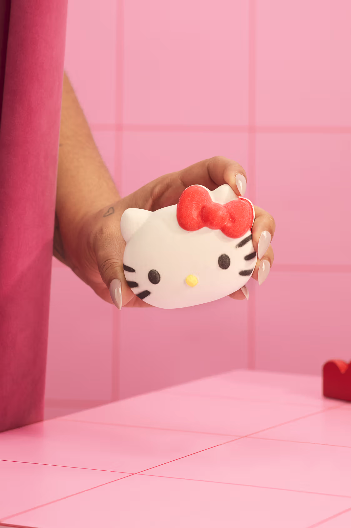 Lush показали лимитированную коллекцию, посвящённую Hello Kitty Lush показали лимитированную коллекцию, посвящённую Hello Kitty