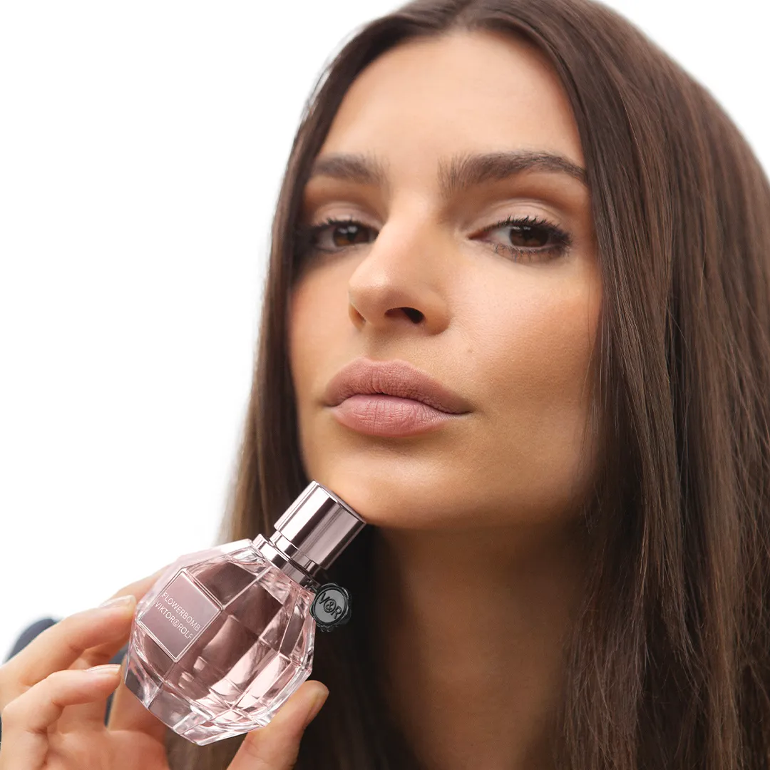 Viktor & Rolf опубликовали видеоролик рекламной кампании Flowerbomb Viktor & Rolf опубликовали видеоролик рекламной кампании Flowerbomb
