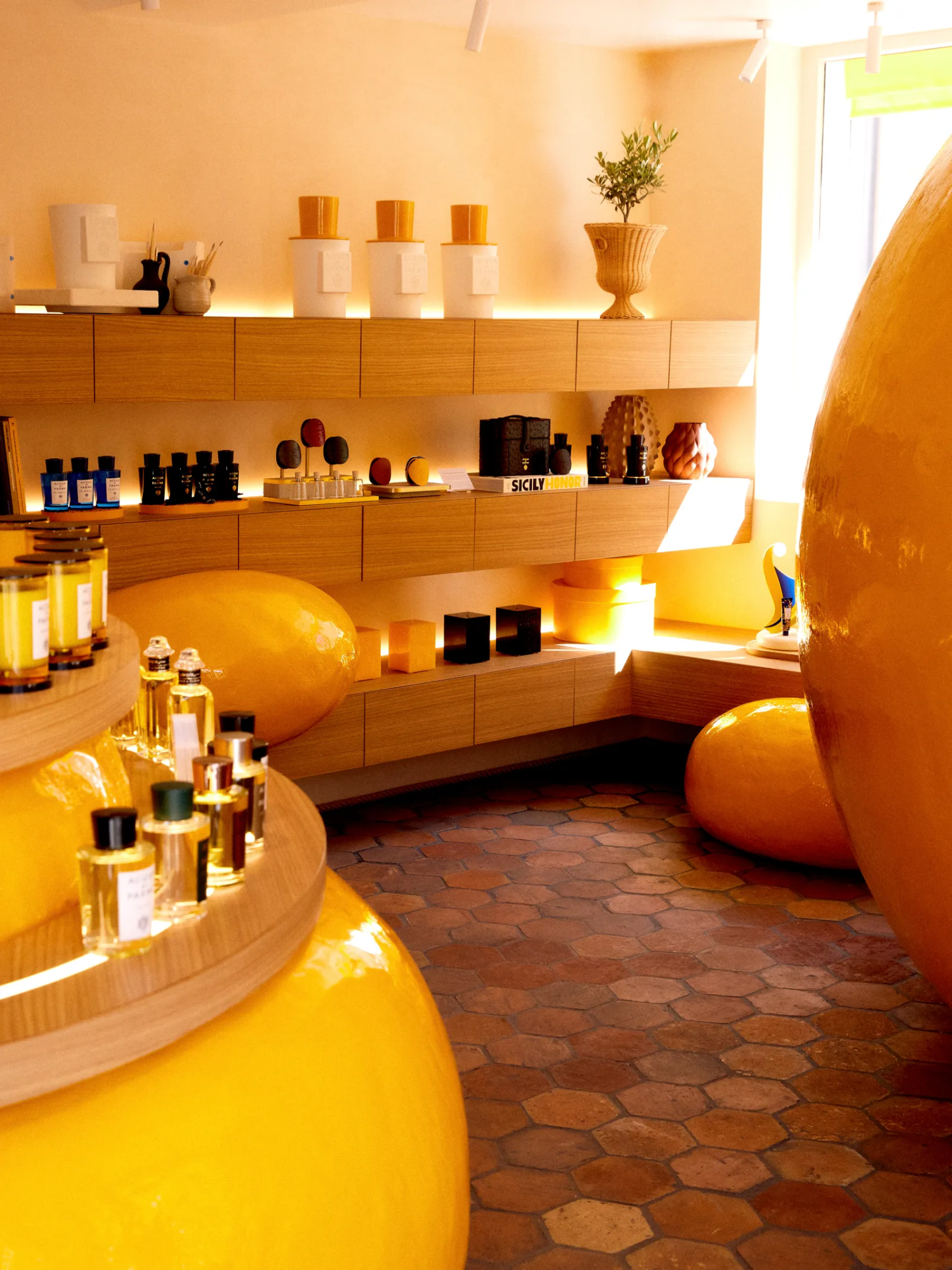 Новое за неделю: аромат кренделей, реклама Versace и бутик Acqua di Parma Новое за неделю: аромат кренделей, реклама Versace и бутик Acqua di Parma